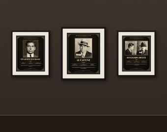 Könnte beinhalten: Drei gerahmte Wandbilder mit schwarz-weißen Porträts von Charles Luciano, Al Capone und Benjamin Siegel. Jeder Druck enthält goldenen Text mit Namen und biografischen Informationen vor einem dunklen Hintergrund.