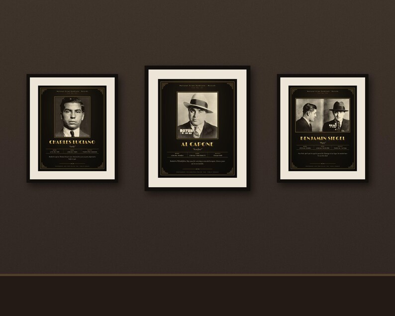 Op de afbeelding: Drie ingelijste wandposters met zwart-wit portretten van Charles Luciano, Al Capone en Benjamin Siegel. Elke print bevat gouden tekst met namen en biografische informatie tegen een donkere achtergrond.