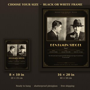 Op de afbeelding: Twee ingelijste wandposters met een vintage mugshot van Benjamin Siegel, bekend als Bugsy. De zwarte posters bevatten gouden tekst met details over zijn geboorte, overlijden en criminele geschiedenis. Beschikbaar in 20 x 25 cm en 40 x 50 cm.