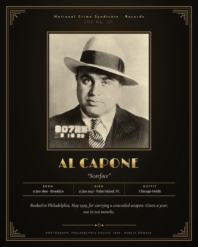 Op de afbeelding: Een zwart-gouden poster met een vintage politiefoto van Al Capone in een fedora en pak. De tekst bevat zijn naam, de bijnaam Scarface, geboorte- en sterfdata, en een samenvatting van zijn arrestatie in 1929 in Philadelphia wegens wapenbezit.
