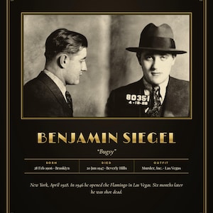 Op de afbeelding: Een zwart en goudkleurige poster met een politiefoto van Benjamin Siegel, bekend als Bugsy. De afbeelding toont een profiel en vooraanzicht van een persoon in een pak en fedora, met de tekst National Crime Syndicate Records, File No. 04 en biografische gegevens.