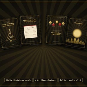 Puede incluir: Cuatro tarjetas de Navidad rectangulares con dise&ntilde;os art d&eacute;co en negro y dorado. Las tarjetas incluyen textos como Merry Christmas From The Family, Santa Keeps a list. We Keep Books., Five Families, One Holiday. y Silent Night.