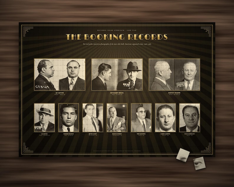 K&ouml;nnte beinhalten: Ein rechteckiges Poster mit dem Titel THE BOOKING RECORDS, das eine Sammlung historischer Schwarz-Wei&szlig;-Polizeifotos verschiedener M&auml;nner zeigt. Das Design umfasst goldenen Text und einen dunklen Hintergrund mit einem Strahlenmuster.