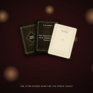 Puede incluir: Tres tarjetas de juego rectangulares con fondos negros y crema. Las tarjetas presentan texto dorado que dice Mafia Trivia, By the Numbers, How many men died in the St. Valentine's Massacre? y The Answer 7. El texto en la parte inferior dice The after-dinner game for the whole family.