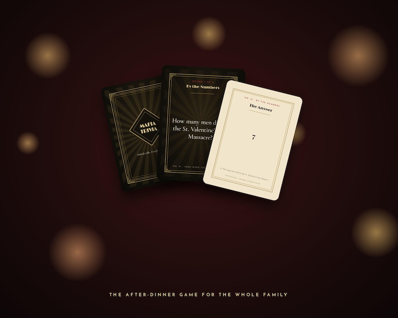 Puede incluir: Tres tarjetas de juego rectangulares con fondos negros y crema. Las tarjetas presentan texto dorado que dice Mafia Trivia, By the Numbers, How many men died in the St. Valentine's Massacre? y The Answer 7. El texto en la parte inferior dice The after-dinner game for the whole family.