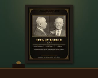 Op de afbeelding: Een ingelijste zwart-gouden poster met een mugshot van Johnny Torrio, bekend als The Fox. Het ontwerp bevat twee profiel- en frontale foto's, zijn naam, geboorte- en sterfdatum en de tekst Arrested for tax evasion, April 1936.