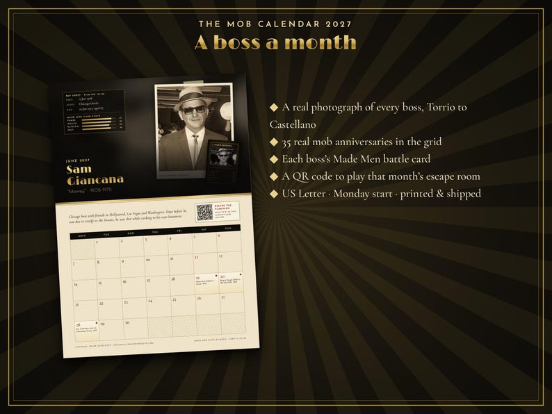 K&ouml;nnte beinhalten: Der 2027 Mob Calendar mit dem Titel A boss a month hat ein schwarz-goldenes Design. Er zeigt ein Foto von Sam Giancana, ein Monatsraster mit Daten, einen QR-Code und Textaufz&auml;hlungen, die Merkmale wie Made Men Battle Cards und Jahrestage auflisten.