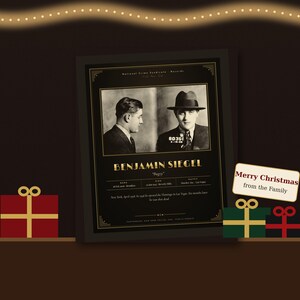 Op de afbeelding: Een ingelijste zwart-wit politiefoto-print van Benjamin Siegel, bekend als Bugsy, met profiel- en frontale portretten, biografische tekst en de titel National Crime Syndicate Records, weergegeven met geschenkdozen en een Merry Christmas-label.