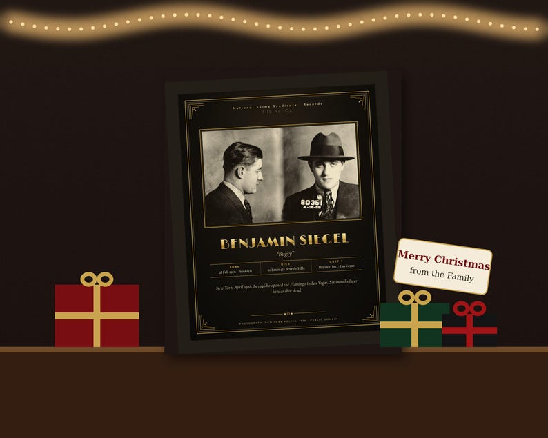 Op de afbeelding: Een ingelijste zwart-wit politiefoto-print van Benjamin Siegel, bekend als Bugsy, met profiel- en frontale portretten, biografische tekst en de titel National Crime Syndicate Records, weergegeven met geschenkdozen en een Merry Christmas-label.