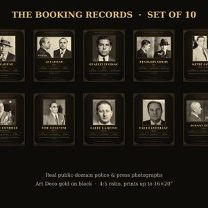 Op de afbeelding: Een set van 10 zwart-gouden prints getiteld THE BOOKING RECORDS, met historische politie- en persfoto's van figuren zoals Al Capone, Charles Luciano en Meyer Lansky, inclusief namen en aliassen in een Art Deco-stijl.