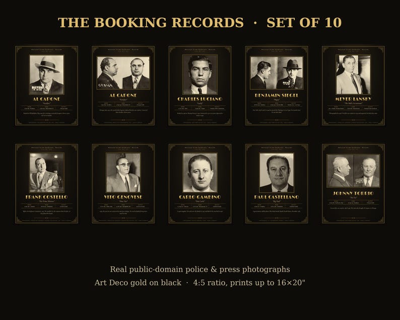 Op de afbeelding: Een set van 10 zwart-gouden prints getiteld THE BOOKING RECORDS, met historische politie- en persfoto's van figuren zoals Al Capone, Charles Luciano en Meyer Lansky, inclusief namen en aliassen in een Art Deco-stijl.