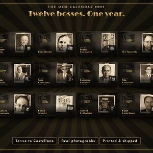 K&ouml;nnte beinhalten: Der 2027 Mob Calendar besteht aus zw&ouml;lf schwarz-goldenen Seiten, die jeweils eine historische Pers&ouml;nlichkeit, biografische Daten sowie den Text 'The Mob Calendar 2027', 'Twelve bosses. One year.', 'Torrio to Castellano', 'Real photographs' und 'Printed & shipped' zeigen.