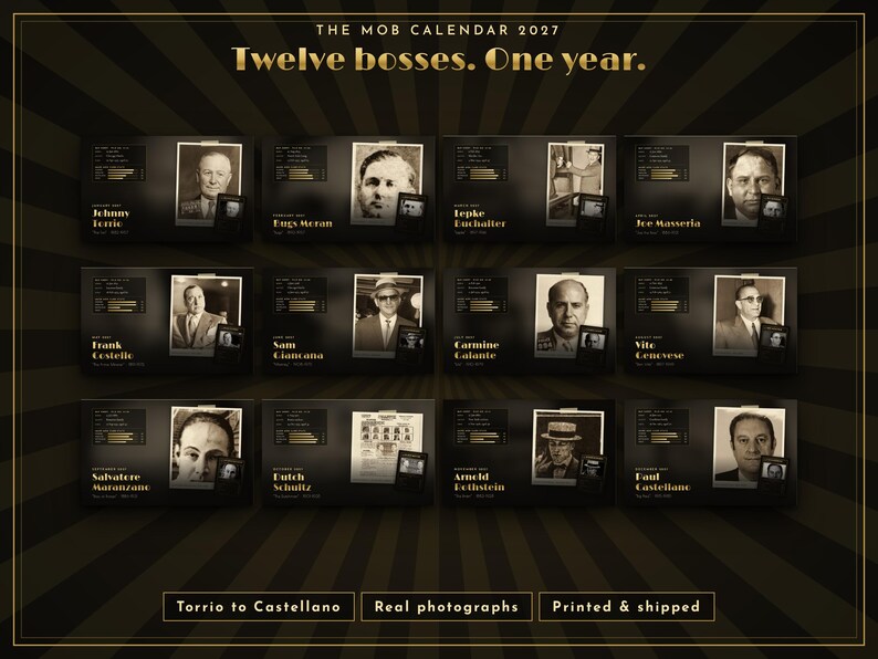 K&ouml;nnte beinhalten: Der 2027 Mob Calendar besteht aus zw&ouml;lf schwarz-goldenen Seiten, die jeweils eine historische Pers&ouml;nlichkeit, biografische Daten sowie den Text 'The Mob Calendar 2027', 'Twelve bosses. One year.', 'Torrio to Castellano', 'Real photographs' und 'Printed & shipped' zeigen.
