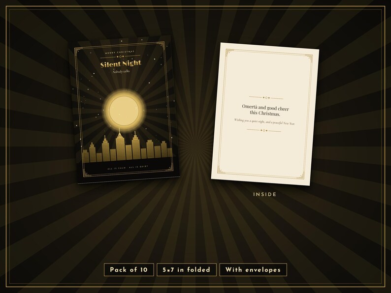 Puede incluir: Un juego de tarjetas de felicitaci&oacute;n plegadas con cubierta negra, silueta urbana dorada, una luna grande y el texto 'Silent Night'. El interior es de color crema con el texto 'Omert&agrave; and good cheer this Christmas. Wishing you a quiet night, and a peaceful New Year.' Las tarjetas miden 12,7x17,8 cm.