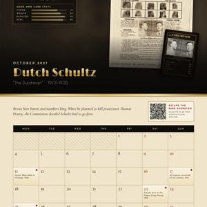 K&ouml;nnte beinhalten: Ein Wandkalender f&uuml;r Oktober 2027 &uuml;ber Dutch Schultz mit einem Steckbrief, einem Fahndungsplakat und einer Sammelkarte. Das Kalenderraster enth&auml;lt historische Kriminaldaten, einen QR-Code f&uuml;r ein Online-Spiel und den Text National Crime Syndicate.