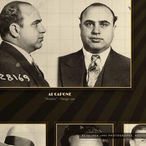 K&ouml;nnte beinhalten: Ein sepiafarbenes Polizeifoto von Al Capone mit einem Seitenprofil und einem Frontalportr&auml;t sowie dem Text C28169, AL CAPONE, Scarface - Chicago, 1931, und REAL 1928-1935 PHOTOGRAPHS, RESTORED. Das Bild ist mit einem goldenen Rahmen versehen.
