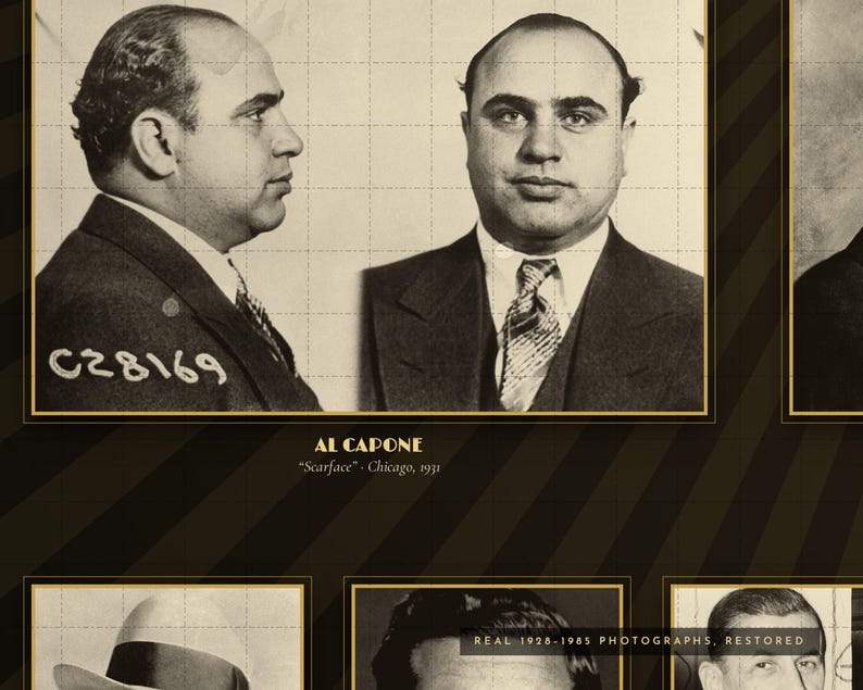 K&ouml;nnte beinhalten: Ein sepiafarbenes Polizeifoto von Al Capone mit einem Seitenprofil und einem Frontalportr&auml;t sowie dem Text C28169, AL CAPONE, Scarface - Chicago, 1931, und REAL 1928-1935 PHOTOGRAPHS, RESTORED. Das Bild ist mit einem goldenen Rahmen versehen.
