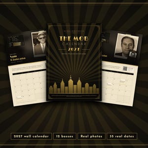 K&ouml;nnte beinhalten: Ein Wandkalender f&uuml;r 2027 im schwarz-goldenen Art-d&eacute;co-Design mit einer Skyline-Silhouette. Das Deckblatt tr&auml;gt den Titel The Mob Calendar 2027. Die Innenseiten zeigen historische Schwarz-Wei&szlig;-Portr&auml;ts von Mafiabossen und Monatskalender.