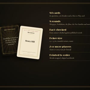 Puede incluir: Un juego de cartas de trivia con dos tarjetas rectangulares de fondo negro y crema. Una tarjeta muestra el texto Goodfellas is based on the life of which Lucchese family associate? y la otra tarjeta muestra el texto Henry Hill.