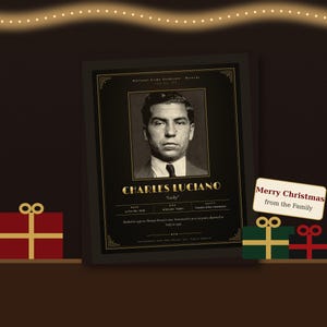Puede incluir: Un p&oacute;ster enmarcado en negro y dorado con un retrato de Charles Luciano, conocido como Lucky. El texto incluye National Crime Syndicate Records, sus datos de nacimiento y muerte, y la frase Merry Christmas from the Family en una etiqueta.
