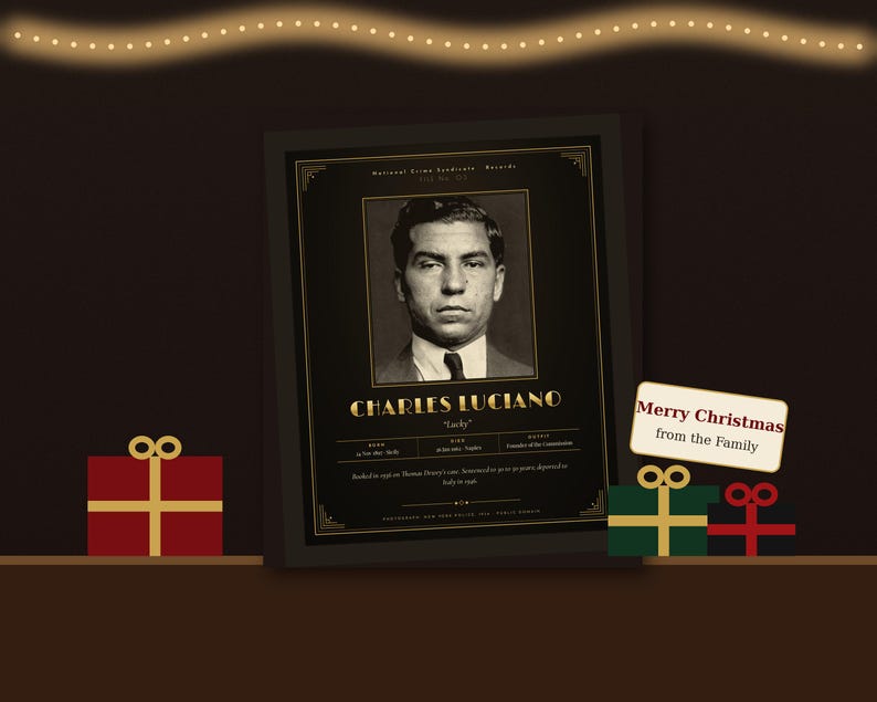 Puede incluir: Un p&oacute;ster enmarcado en negro y dorado con un retrato de Charles Luciano, conocido como Lucky. El texto incluye National Crime Syndicate Records, sus datos de nacimiento y muerte, y la frase Merry Christmas from the Family en una etiqueta.