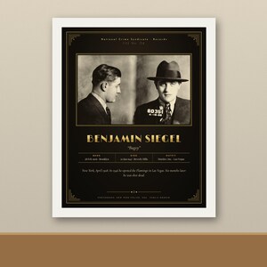 Op de afbeelding: Een zwart-gouden poster met een mugshot van Benjamin Siegel, bekend als Bugsy. Het ontwerp bevat zijn naam, geboorte- en sterfgegevens en een korte historische samenvatting. De lay-out bootst een oud dossier van een misdaadsyndicaat na.