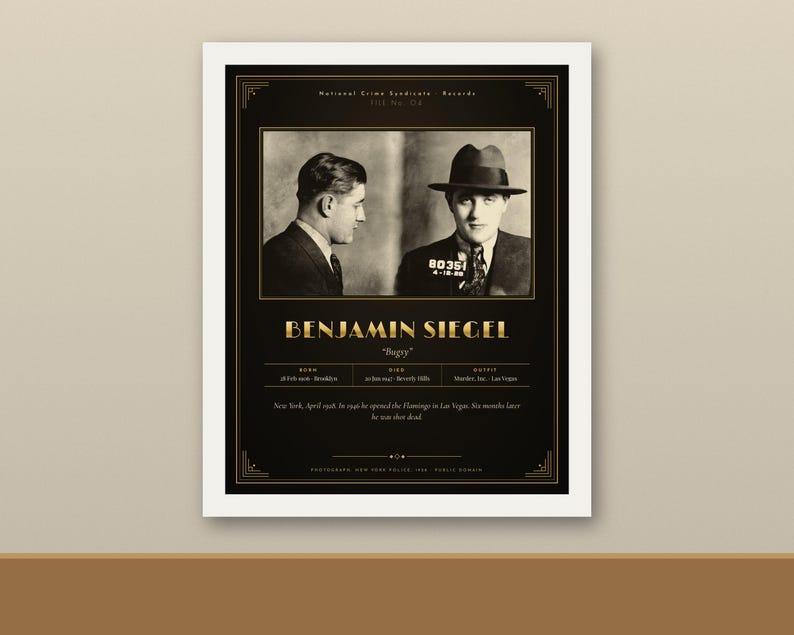 Op de afbeelding: Een zwart-gouden poster met een mugshot van Benjamin Siegel, bekend als Bugsy. Het ontwerp bevat zijn naam, geboorte- en sterfgegevens en een korte historische samenvatting. De lay-out bootst een oud dossier van een misdaadsyndicaat na.