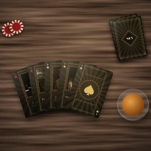Pode incluir: Um baralho de cartas preto e dourado com um padrão de raios de sol, com o texto National Crime Syndicate. As cartas estão dispostas em leque ao lado de duas fichas de póquer vermelhas e brancas e uma esfera laranja sobre madeira escura.