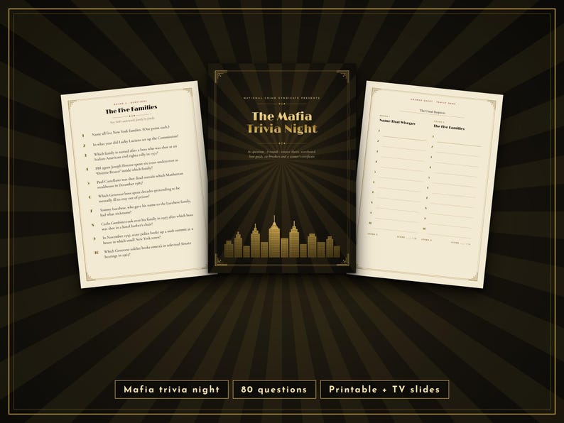 Pode incluir: Um conjunto de jogo Mafia Trivia Night com uma capa central preta e dourada com um gr&aacute;fico de horizonte urbano, ladeado por duas folhas de perguntas e respostas creme. O texto inclui The Mafia Trivia Night e 80 questions.