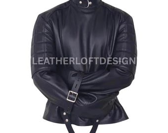 Chaqueta de piel de oveja negra: cuello alto, correas con hebillas, moda gótica alternativa