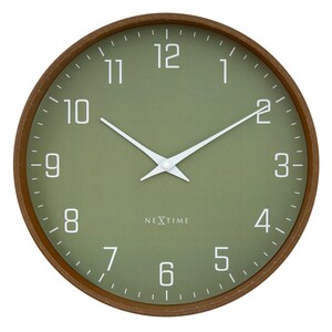 Könnte beinhalten: Runde Wanduhr mit hellbraunem Holzrahmen. Das Zifferblatt ist olivgrün mit weißen Ziffern und Zeigern. Der Markenname "NEXTIME" ist unten auf dem Zifferblatt aufgedruckt.