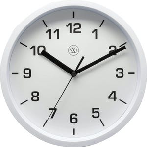 Op de afbeelding: Een witte wandklok met een witte wijzerplaat, zwarte cijfers en zwarte wijzers. De klok heeft een eenvoudig, modern ontwerp met het merklogo "NXT" in het midden. De tijd is ongeveer 10:10 uur.