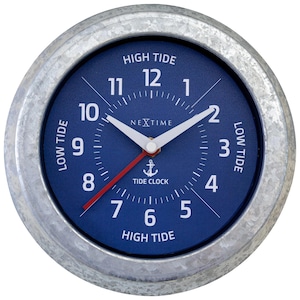Op de afbeelding: Een ronde getijdenklok met een marineblauwe wijzerplaat en een zilverkleurig metalen frame. De wijzerplaat heeft witte cijfers, witte wijzers en de tekst "HIGH TIDE", "LOW TIDE" en "TIDE CLOCK". De klok heeft een diameter van ongeveer 15 cm.