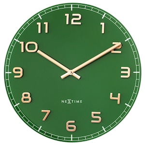Könnte beinhalten: Eine runde, grüne Wanduhr mit goldfarbenen Ziffern und Zeigern. Das Zifferblatt hat ein Gittermuster am Rand und der Markenname "NEXTIME" ist in Weiß aufgedruckt. Die Zeiger zeigen auf 10:09.