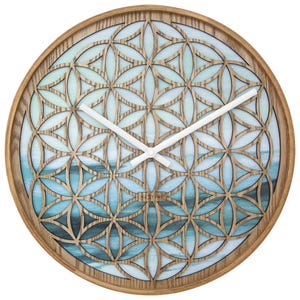 Pode incluir: Relógio de parede redondo de madeira com moldura castanho-clara. O mostrador apresenta um design floral azul e branco e ponteiros brancos. O relógio tem a palavra "NEXTIME" impressa na parte inferior.