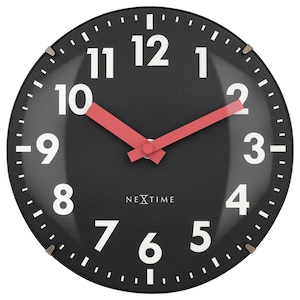 Peut inclure: Une horloge murale noire avec des chiffres blancs et des aiguilles rouges. Le cadran de l'horloge porte l'inscription "NEXTIME". L'horloge a un design classique. Le diamètre est d'environ 30 cm.