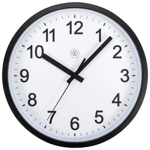 Puede incluir: Un reloj de pared redondo con esfera blanca, manecillas negras y números negros. El reloj tiene un marco negro y un pequeño logotipo cerca del centro. La hora es aproximadamente la 1:50.
