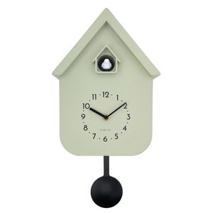 Puede incluir: Un reloj de cuco verde claro con forma de casa. La esfera del reloj tiene números y manecillas negras, con un pequeño pájaro visible encima. Un péndulo negro cuelga debajo. El reloj tiene el texto "NEXTIME".