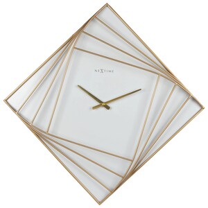 Può includere: Un orologio da parete quadrato con quadrante bianco e lancette e cornice color oro. La cornice ha un design geometrico a spirale. Il testo "NEXTIME" è stampato nella parte superiore del quadrante.
