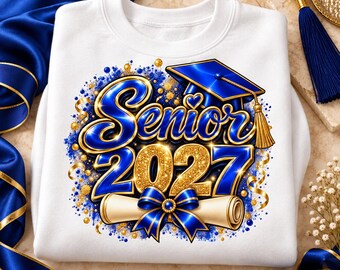 Könnte beinhalten: Ein weißes Sweatshirt mit Rundhalsausschnitt und einem Grafikdruck mit dem Text Senior 2027 in Blau und Gold. Das Design zeigt eine blaue Doktorhut mit goldener Quaste, ein zusammengerolltes Diplom mit blauer Schleife sowie blaues und goldenes Konfetti.