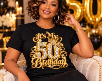 Könnte beinhalten: Ein schwarzes Kurzarm-T-Shirt mit einem Grafikdruck, der It's My 50th Birthday in goldener Schrift zeigt. Die Zahl 50 ist mit diamantartigen Akzenten verziert, von einer goldenen Krone gekrönt und von goldenen Schnörkeln umgeben.