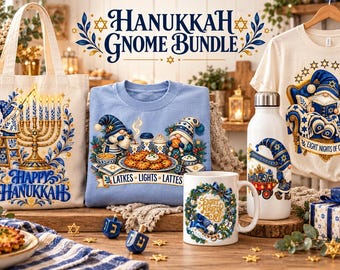 Könnte beinhalten: Ein Hanukkah-Gnom-Set bestehend aus einer Stofftasche mit Menora, einem hellblauen Sweatshirt mit Gnomen beim Latkes-Essen, einem weißen T-Shirt mit einem lesenden Gnom, einer weißen Trinkflasche und einer Tasse, alle mit blau-goldenen Grafiken verziert.