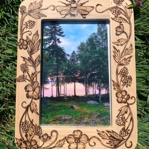 Marco de fotos grabado a mano en madera con diseño de abeja y bayas, de 4 x 6 pulgadas