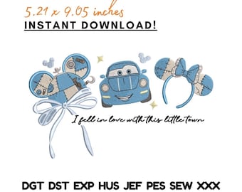 Ricamo con orecchie di topo e motivo a patchwork di un'auto blu in stile cartone animato (download digitale)