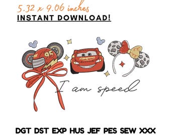 Ricamo di un'auto da corsa con citazione sulla velocità "Io sono la velocità", file di ricamo con orecchie da topo e fulmine.