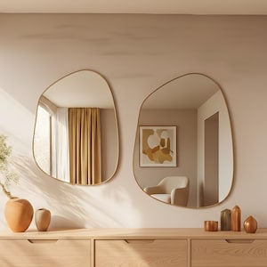 Espejo de pared asimétrico dorado: decoración moderna de forma orgánica para la entrada.