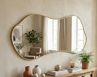 Specchio da parete organico irregolare color oro, specchio lungo moderno asimmetrico