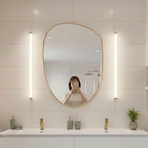 Miroir pour coiffeuse asymétrique : cadre en bois irrégulier, décoration moderne