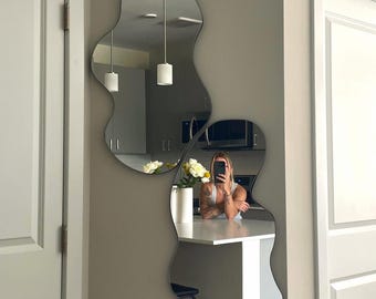 Set di 2 specchi a forma di nuvola, decorazione da parete asimmetrica, specchio ondulato irregolare