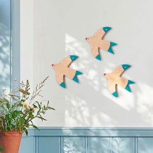 Set de tres golondrinas decorativas para colgar de la pared de tu casa y dar un toque de alegría y color.